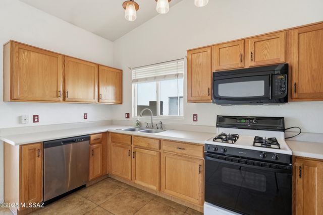 8667 N Golden Moon Way, Tucson, AZ 85743