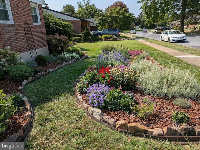 33 CENTER DR, Camp Hill, PA 17011