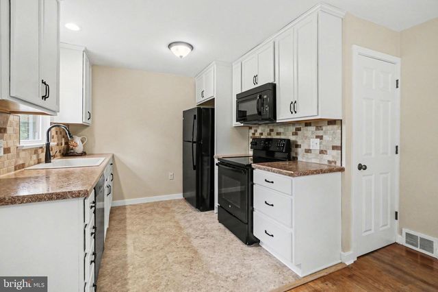 33 CENTER DR, Camp Hill, PA 17011