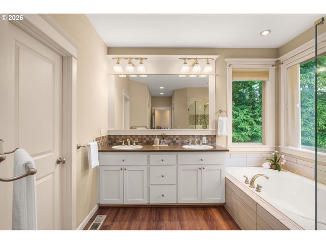 9222 Nw MURDOCK St, Portland, OR 97229