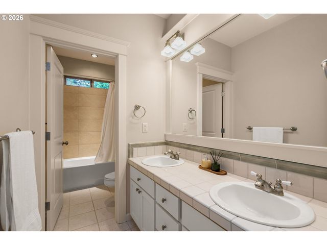 9222 Nw MURDOCK St, Portland, OR 97229