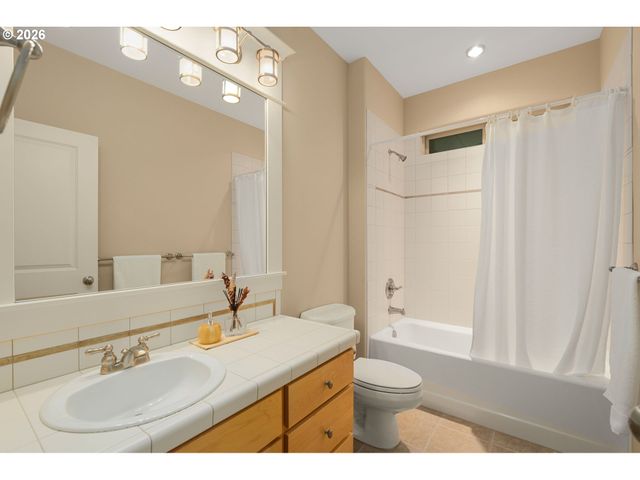 9222 Nw MURDOCK St, Portland, OR 97229