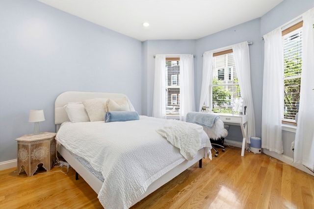 242 W 5th St 1, Boston, MA 02127