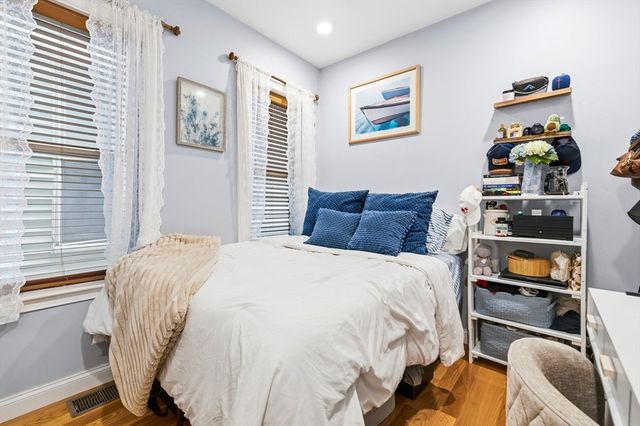 242 W 5th St 1, Boston, MA 02127
