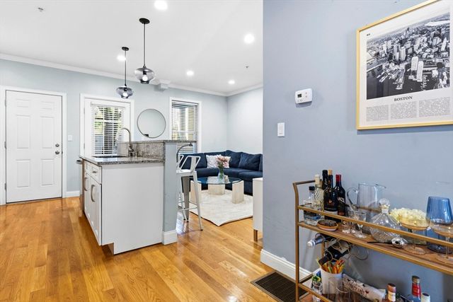 242 W 5th St 1, Boston, MA 02127