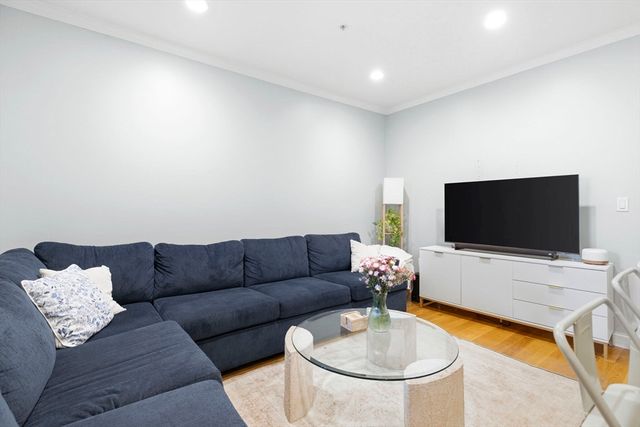 242 W 5th St 1, Boston, MA 02127