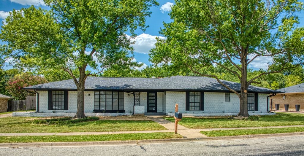 1523 Crescent Drive, Sherman, TX 75092