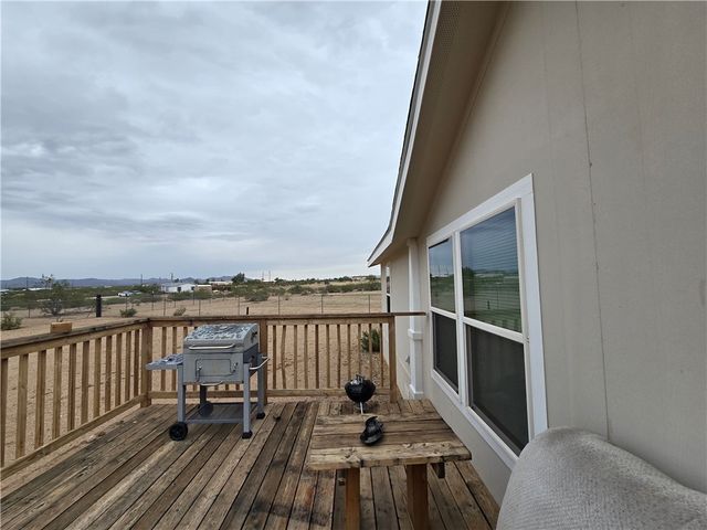 3689 N Avra Road, Golden Valley, AZ 86413