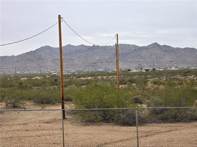 3689 N Avra Road, Golden Valley, AZ 86413