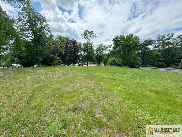 1 Wickatunk Road, Manalapan, NJ 07726