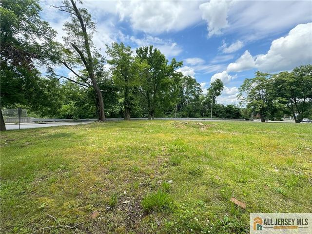 1 Wickatunk Road, Manalapan, NJ 07726