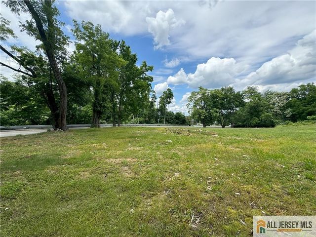 1 Wickatunk Road, Manalapan, NJ 07726