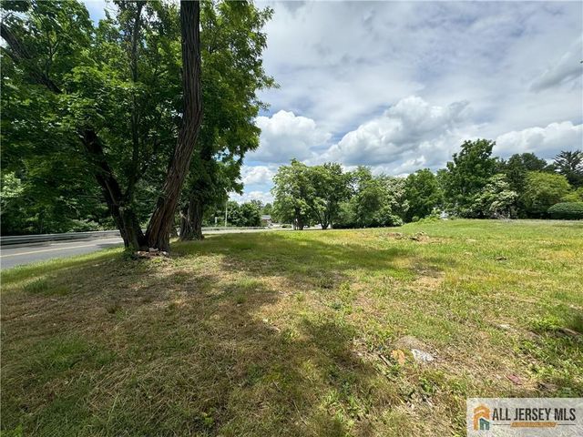 1 Wickatunk Road, Manalapan, NJ 07726