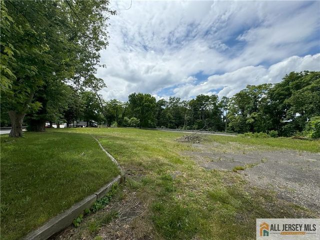 1 Wickatunk Road, Manalapan, NJ 07726