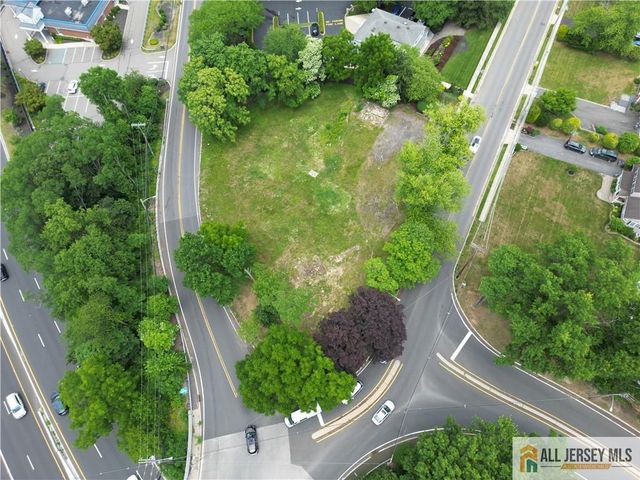 1 Wickatunk Road, Manalapan, NJ 07726