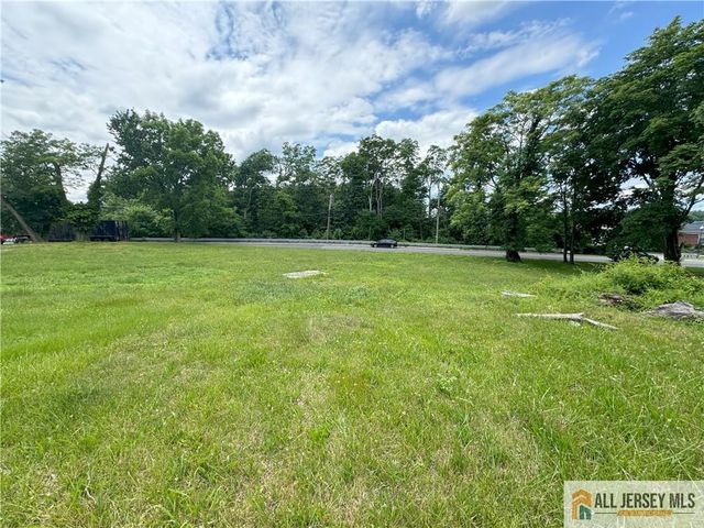 1 Wickatunk Road, Manalapan, NJ 07726