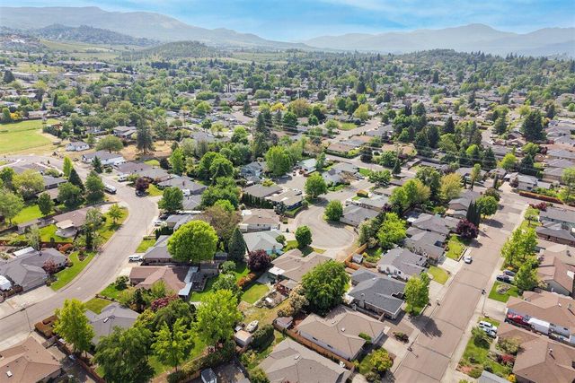 1841 Cascadia Circle, Medford, OR 97504