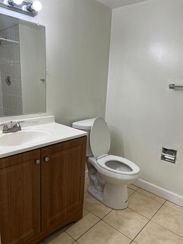 10241 NW 9th St Cir 213-5, Miami, FL 33172