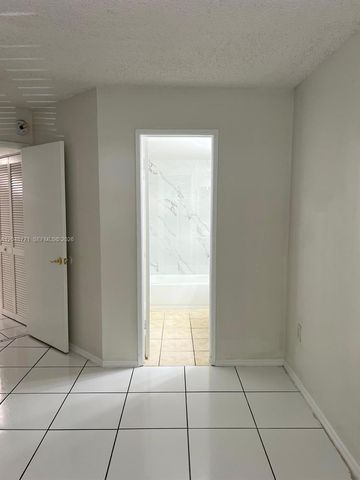 10241 NW 9th St Cir 213-5, Miami, FL 33172
