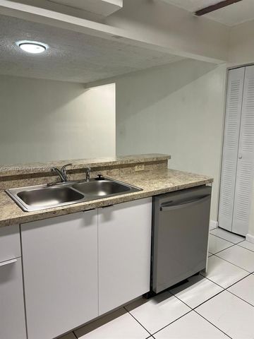 10241 NW 9th St Cir 213-5, Miami, FL 33172