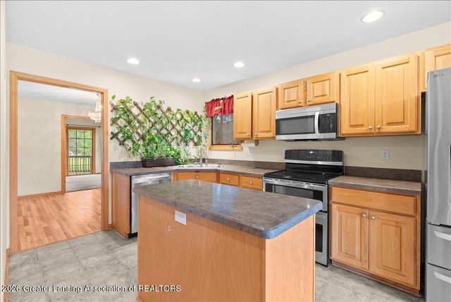325 Geneva Circle 16, Lansing, MI 48917