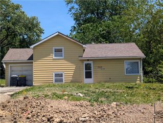 4417 N Oak Trafficway, Kansas City, MO 64116