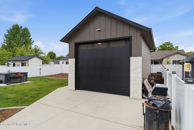 9061 N Raintree LN, Hayden, ID 83835