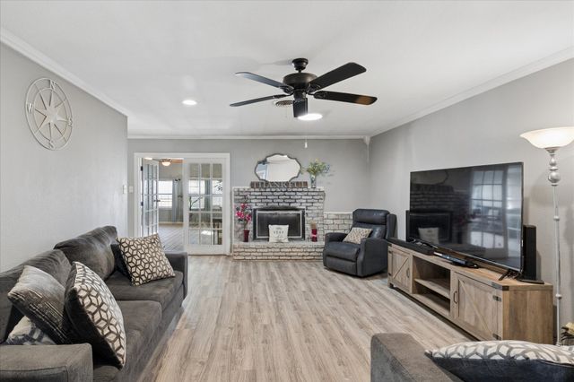 5705 Diamond Oaks Drive N, Haltom City, TX 76117