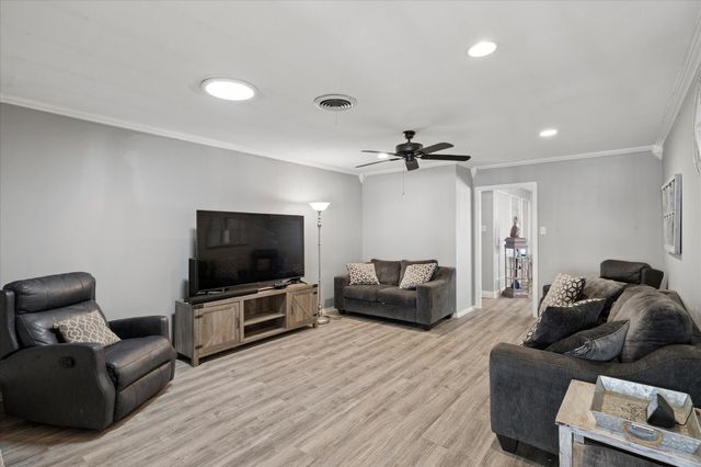 5705 Diamond Oaks Drive N, Haltom City, TX 76117