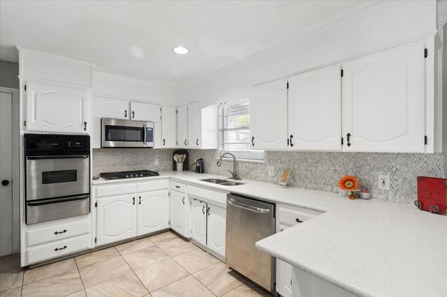 5705 Diamond Oaks Drive N, Haltom City, TX 76117