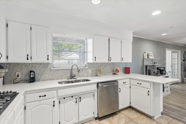 5705 Diamond Oaks Drive N, Haltom City, TX 76117