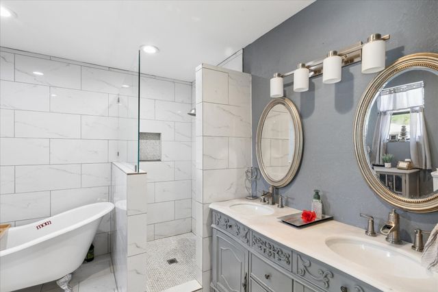 5705 Diamond Oaks Drive N, Haltom City, TX 76117