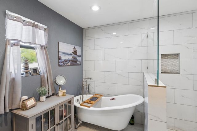 5705 Diamond Oaks Drive N, Haltom City, TX 76117