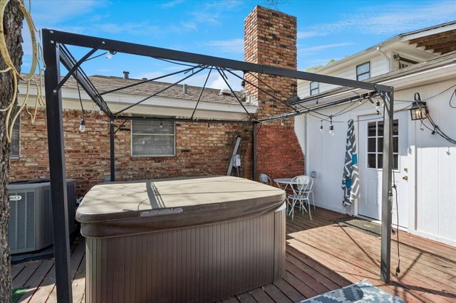 5705 Diamond Oaks Drive N, Haltom City, TX 76117