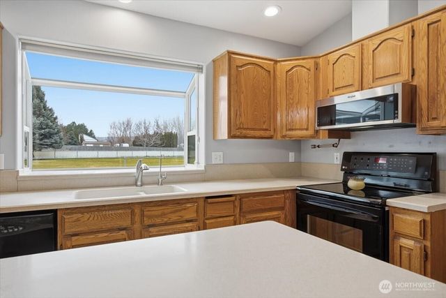 4105 Southlake Court, West Richland, WA 99353