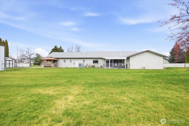 4105 Southlake Court, West Richland, WA 99353