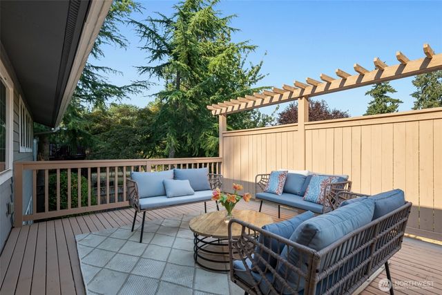136 128th Avenue NE, Bellevue, WA 98005