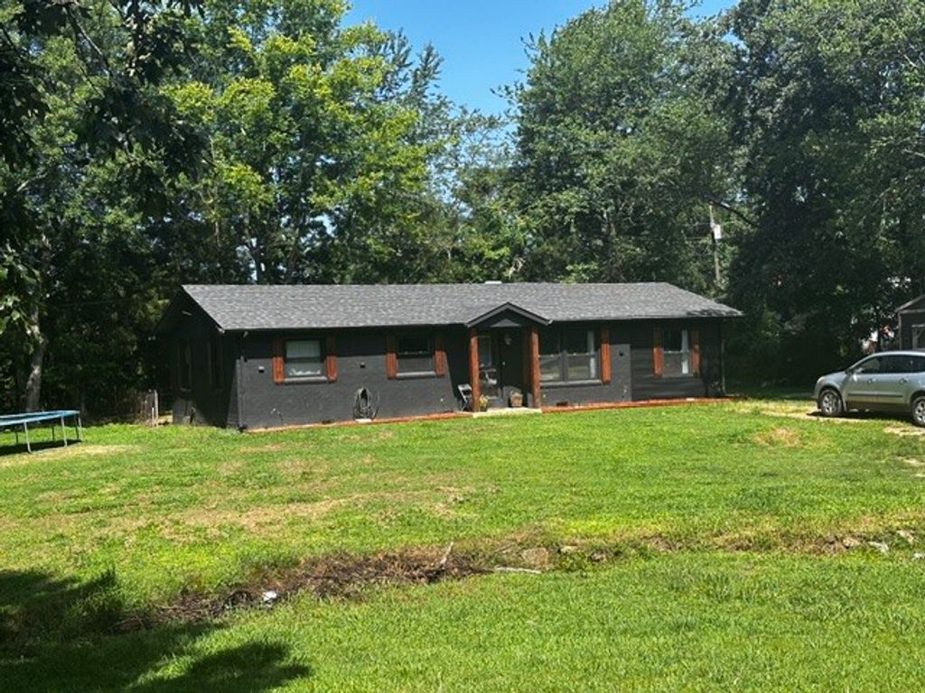 205 Locust Dr, Erin, TN 37061