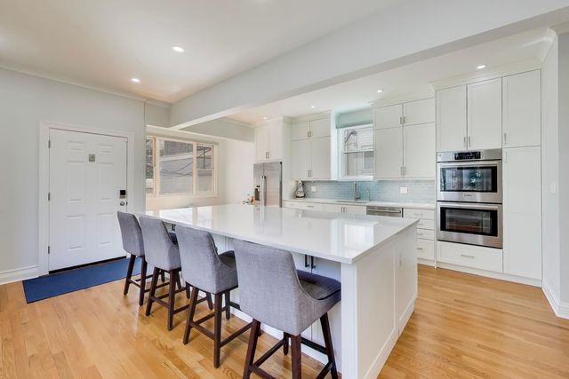 1727 W Henderson Street, Chicago, IL 60657