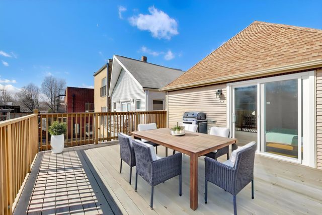 1727 W Henderson Street, Chicago, IL 60657