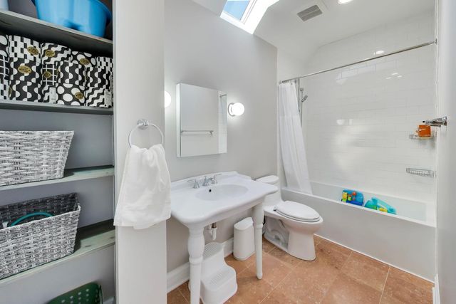 1727 W Henderson Street, Chicago, IL 60657