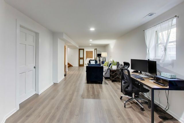 1727 W Henderson Street, Chicago, IL 60657