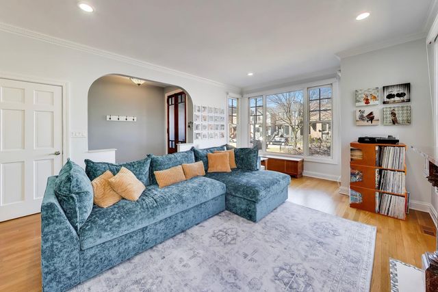 1727 W Henderson Street, Chicago, IL 60657