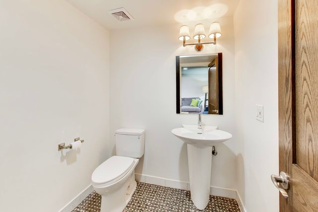 1727 W Henderson Street, Chicago, IL 60657