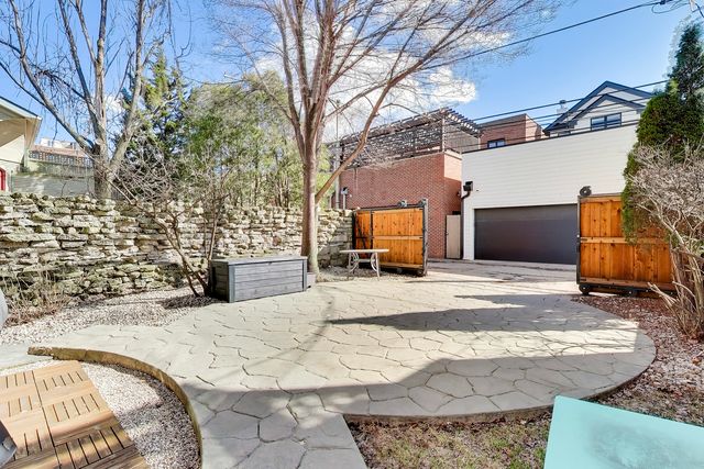 1727 W Henderson Street, Chicago, IL 60657