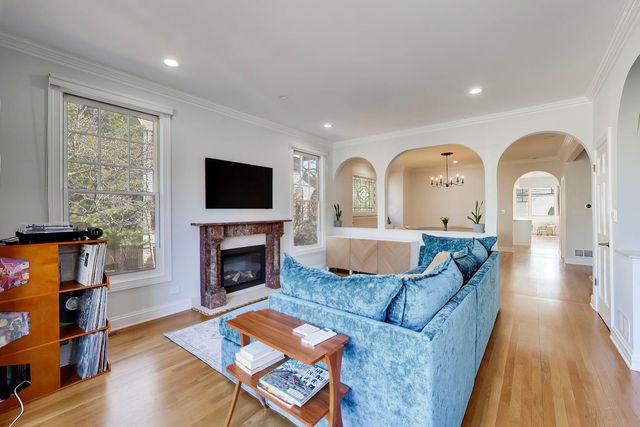 1727 W Henderson Street, Chicago, IL 60657