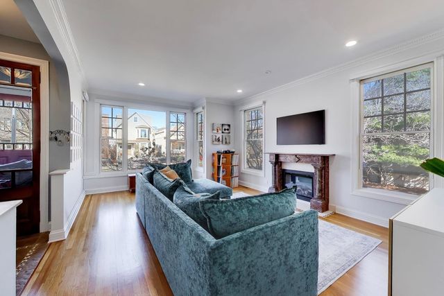 1727 W Henderson Street, Chicago, IL 60657