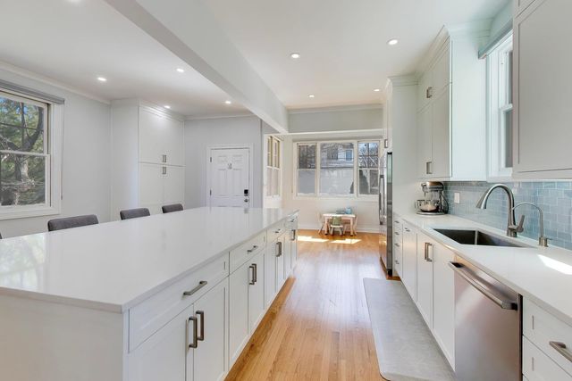 1727 W Henderson Street, Chicago, IL 60657