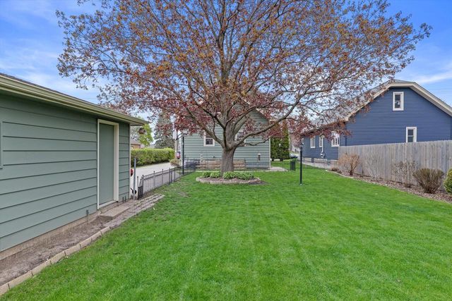 9015 W Cold Spring ROAD, Greenfield, WI 53228