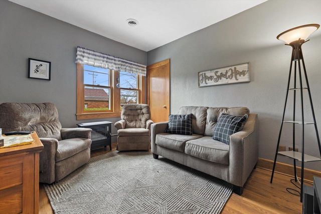 9015 W Cold Spring ROAD, Greenfield, WI 53228